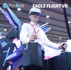 Podekscytowany symulator lotu VR w pozycji stojącej Symulacje wirtualnej rzeczywistości